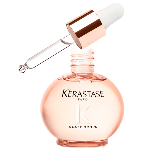 Gloss Absolu Glaze Drops de Kerastase es un aceite capilar ligero para cabello largo con tendencia al encrespamiento, que busca suavidad y brillo intenso. Está especialmente formulado con extracto de rosa silvestre para un cabello glossy: suave, con brillo y ligero.