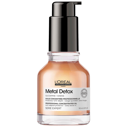 El aceite concentrado protector antidepósitos Metal Detox protege la fibra de los depósitos de partículas después de cualquier servicio de color, balayage o decoloración. El metal dentro de la fibra crea un riesgo de rotura y afecta negativamente a los resultados de cualquier proceso. El cabello queda más sedoso, suave y nutrido al instante.