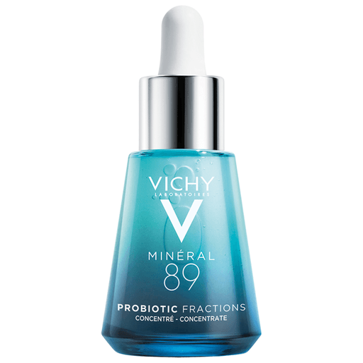 Vichy Mineral 89 Probiotic Fractions es un sérum renovador adaptado a las pieles debilitadas y estresadas. Tiene un efecto documentado sobre las líneas de expresión, la pérdida de elasticidad y el brillo. La fórmula, que incluye ácido hialurónico, vitamina E, fracciones probióticas, niacinamida y agua volcánica de Vichy, hace que la piel se sienta más suave y tersa con un nuevo brillo.