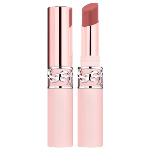 Lográ un look impecable durante todo el día con este bálsamo labial Lovenude Lip Blusher YSL de acabado mate que combina confort y estilo en una sola pasada. Su textura cremosa se desliza suavemente sobre los labios, brindando un efecto difuminado natural de hasta 12 horas para un resultado moderno y sofisticado. Además, proporciona hidratación instantánea que se mantiene por 24 horas, evitando la sensación de resequedad y dejando los labios suaves, flexibles y perfectamente definidos. Ideal para quienes buscan color duradero, acabado elegante y máximo confort.