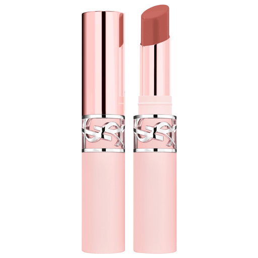 Lográ un look impecable durante todo el día con este bálsamo labial Lovenude Lip Blusher YSL de acabado mate que combina confort y estilo en una sola pasada. Su textura cremosa se desliza suavemente sobre los labios, brindando un efecto difuminado natural de hasta 12 horas para un resultado moderno y sofisticado. Además, proporciona hidratación instantánea que se mantiene por 24 horas, evitando la sensación de resequedad y dejando los labios suaves, flexibles y perfectamente definidos. Ideal para quienes buscan color duradero, acabado elegante y máximo confort.
