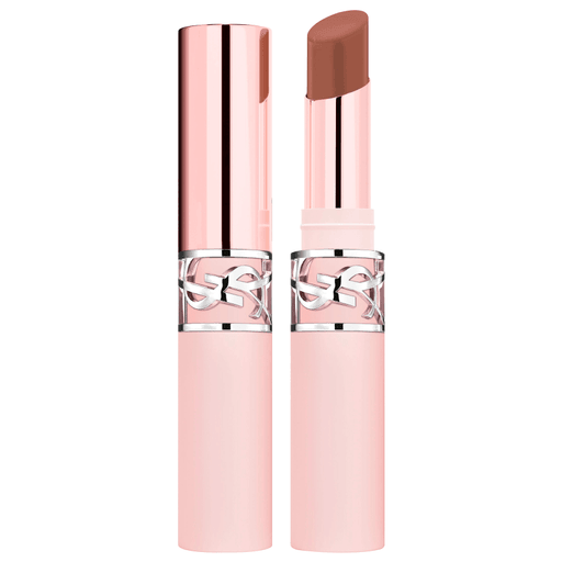 Lográ un look impecable durante todo el día con este bálsamo labial Lovenude Lip Blusher YSL de acabado mate que combina confort y estilo en una sola pasada. Su textura cremosa se desliza suavemente sobre los labios, brindando un efecto difuminado natural de hasta 12 horas para un resultado moderno y sofisticado. Además, proporciona hidratación instantánea que se mantiene por 24 horas, evitando la sensación de resequedad y dejando los labios suaves, flexibles y perfectamente definidos. Ideal para quienes buscan color duradero, acabado elegante y máximo confort.