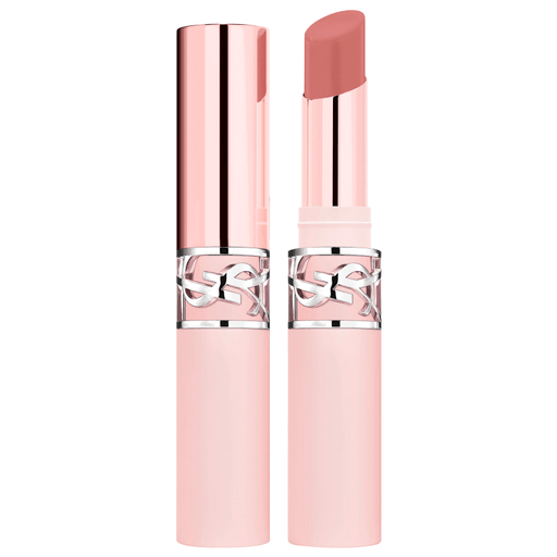 Lográ un look impecable durante todo el día con este bálsamo labial Lovenude Lip Blusher YSL de acabado mate que combina confort y estilo en una sola pasada. Su textura cremosa se desliza suavemente sobre los labios, brindando un efecto difuminado natural de hasta 12 horas para un resultado moderno y sofisticado. Además, proporciona hidratación instantánea que se mantiene por 24 horas, evitando la sensación de resequedad y dejando los labios suaves, flexibles y perfectamente definidos. Ideal para quienes buscan color duradero, acabado elegante y máximo confort.