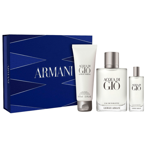El cofre Giorgio Armani Acqua di Giò es una elegante opción de regalo que reúne la icónica fragancia masculina en una presentación completa: EDT de 100ml, minitalla EDT de 15ml y gel de ducha de 75ml. Inspirado en la frescura del mar y la pureza de los elementos naturales, Acqua di Giò combina notas de bergamota de Calabria, neroli, mandarina verde y acordes acuáticos, que se fusionan con jazmín, romero, caqui y pachulí de Indonesia para crear un aroma fresco, vibrante y sensualmente masculino. El gel de ducha complementa la experiencia manteniendo la esencia característica de la fragancia, envolviendo la piel con sus refinadas notas marinas, frutales, herbales y amaderadas. Un set sofisticado, ideal para quienes buscan elegancia, frescura y distinción en su rutina diaria.
