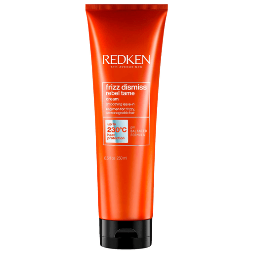 Redken Frizz Dismiss Rebel Tame de 250ml es una crema sin enjuague que ofrece suavidad intensa, control del frizz y protección contra el calor. Con esta crema, tu cabello queda protegido hasta 250°C, sin frizz y se siente más suave. El cabello rebelde recuperará su manejabilidad y lucirá al instante más saludable con un brillo radiante.