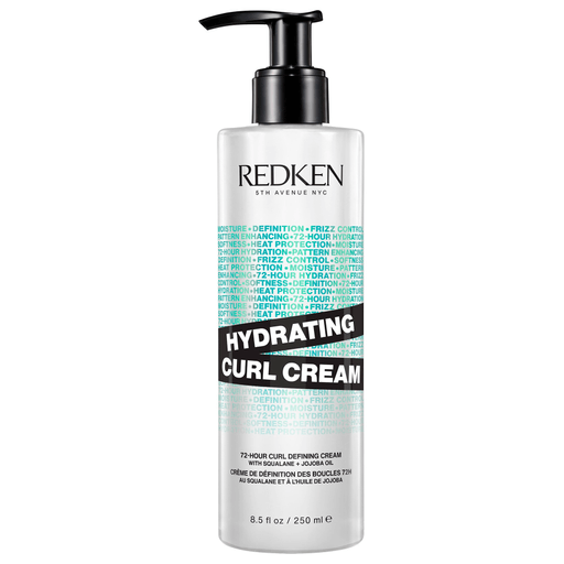 Hydrating Curl Cream de Redken aporta definición e hidratación a los rulos hasta 72 horas. Su fórmula única, enriquecida con escualeno y aceite de jojoba, penetra desde la raíz hasta las puntas, asegurando una hidratación profunda y duradera.