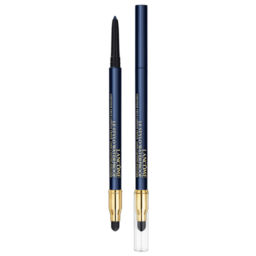 Le Stylo es un lápiz delineador cremoso y resistente al agua, diseñado para una aplicación uniforme tanto en la línea de las pestañas como en la línea de agua.