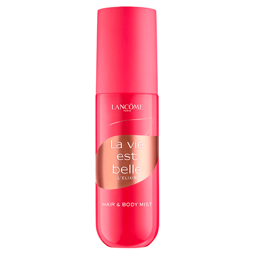 La Vie Est Belle L’Elixir Mist de Lancôme es una bruma para cuerpo y cabello que reinventa la fragancia icónica en una versión más ligera, fresca y versátil. Combina la dulzura vibrante de la frambuesa con la elegancia floral de la rosa y la violeta, junto a un fondo cálido y adictivo de cacao, cuero y cedro, logrando una fragancia sofisticada y duradera. Su formato práctico permite aplicarla en cualquier momento del día, ya sea sola o como complemento del perfume, aportando un toque inmediato de frescura y luminosidad con un estilo femenino y sofisticado.