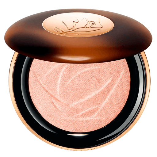 Teint Idole Ultra Wear CE Skin Transforming Highlighter es un revolucionario iluminador con suero, rico en microperlas, que capturan la luz para un acabado radiante con múltiples reflejos.