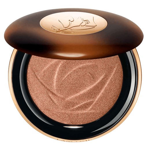 Teint Idole Ultra Wear CE Skin Transforming Highlighter es un revolucionario iluminador con suero, rico en microperlas, que capturan la luz para un acabado radiante con múltiples reflejos.