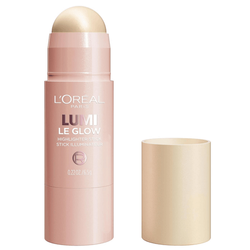 L'Oréal Paris Lumi Le Glow es un iluminador cremoso en formato stick con una fórmula que refleja la luz para máxima luminosidad. Fórmula ligera que se desliza fácilmente sobre la piel tras la aplicación y proporciona un brillo sedoso y ligero al instante.