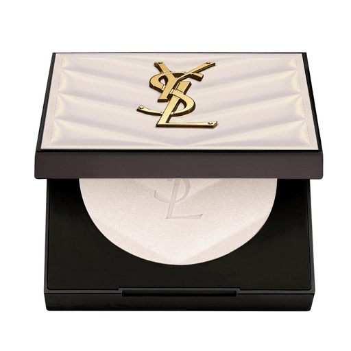All Hours Hyper Luminize, el nuevo iluminador de alta costura de YSL, realza tus rasgos o añade luminosidad donde quieras, durante todo el día. Hyper Luminize es un iluminador en polvo cremoso que se funde con la piel al aplicarlo y está enriquecido con microperlas que reflejan la luz que duran 12 horas.