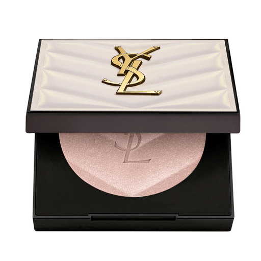 All Hours Hyper Luminize, el nuevo iluminador de alta costura de YSL, realza tus rasgos o añade luminosidad donde quieras, durante todo el día. Hyper Luminize es un iluminador en polvo cremoso que se funde con la piel al aplicarlo y está enriquecido con microperlas que reflejan la luz que duran 12 horas.