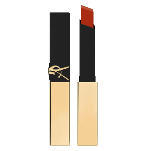 El labial YSL The Slim Couture Matte ofrece hasta 10 horas de color impecable y confort duradero, gracias a su fórmula enriquecida con ceramidas y aceites nutritivos de rosa mosqueta y jojoba.