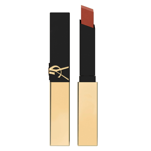El labial YSL The Slim Couture Matte ofrece hasta 10 horas de color impecable y confort duradero, gracias a su fórmula enriquecida con ceramidas y aceites nutritivos de rosa mosqueta y jojoba.
