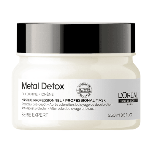 La mascarilla protectora anti-depósitos Metal Detox protege la fibra de los depósitos de partículas después de cualquier servicio de color, balayage o decoloración.