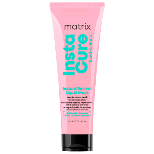 La máscara líquida Instant Revival es un potente tratamiento capilar enriquecido con ácido cítrico y escualano para fortalecer el cabello desde el interior, a la vez que lo acondiciona para conseguir suavidad y brillo.