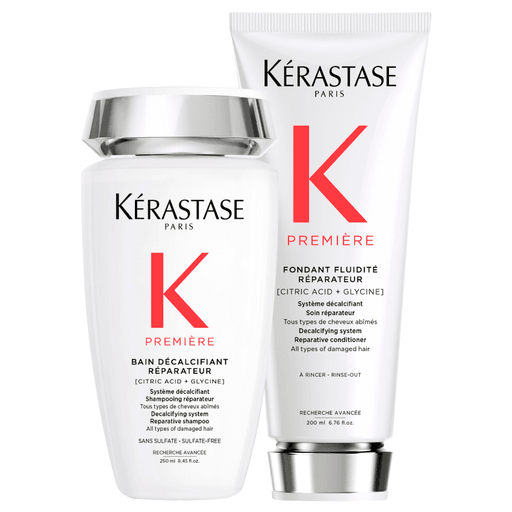 Kérastase Première es una línea especialmente elaborada para el cabello dañado, su función principal es la de eliminar la acumulación de calcio, responsable de la rotura en el cabello y reconectar los enlaces de queratina dañados. Como resultado el cabello vuelve a recuperar su suavidad, hidratación y fuerza a la vez que queda flexible y con mucha fluidez. Este pack incluye un shampoo Bain Décalcifiant Réparateur de 250ml + un acondicionador Fondant Fluidité Réparateur de 200ml.