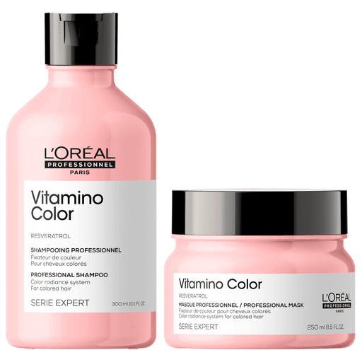 El pack L'Oreal Professionnel Vitamino Color, que incluye un Shampoo de 300ml y una Máscara de 250ml, está diseñado especialmente para cabellos teñidos, ofreciendo protección y cuidado profesional. Su fórmula, enriquecida con resveratrol, un potente polifenol, protege el color de la decoloración hasta por 8 semanas, a la vez que cuida la fibra capilar de los daños. El shampoo limpia suavemente el cabello teñido, ayudando a que el color se mantenga vibrante por más tiempo, mientras que la máscara actúa como un tratamiento intensivo que elimina impurezas y asegura un cabello suave, brillante y lleno de vida.