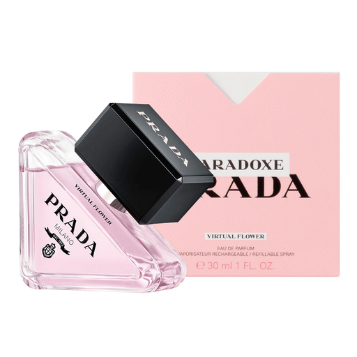 Prada Paradoxe Virtual Flower Eau de Parfum, la nueva fragancia femenina de Prada. Esta nueva fragancia reinventa uno de los símbolos más famosos de la feminidad y el perfume: la floralidad. Una fragancia que empuja los límites de lo que los sentidos pueden percibir y que, con su firma fresca y floral mejorada por inteligencia artificial, desafía la percepción de la realidad.