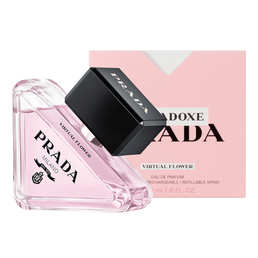 Prada Paradoxe Virtual Flower Eau de Parfum, la nueva fragancia femenina de Prada. Esta nueva fragancia reinventa uno de los símbolos más famosos de la feminidad y el perfume: la floralidad. Una fragancia que empuja los límites de lo que los sentidos pueden percibir y que, con su firma fresca y floral mejorada por inteligencia artificial, desafía la percepción de la realidad.