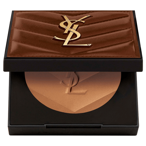 All Hours Hyper Bronzer de YSL, es el nuevo polvo bronceador de alta costura versátil que dura 24 horas y brinda un brillo natural bañado por el sol. El ácido hialurónico contiene activos para el cuidado de la piel y un 90% de ingredientes de origen natural que aportan a la piel una sensación agradable y limpia. Hyper Bronzer es un bronceador en el que podés confiar todo el día, toda la noche, 24 horas al día, 7 días a la semana.