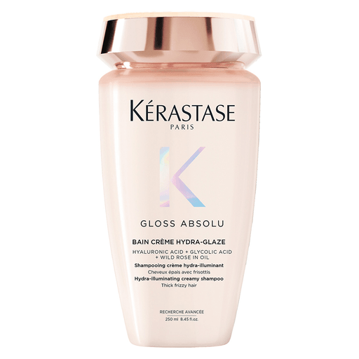 El shampoo Gloss Absolu Bain Crème Hydra-Glaze de Kérastase es un shampoo hidratante para cabello grueso con tendencia al encrespamiento. Su fórmula, a base de ácido hialurónico, ácido glicólico y extracto de rosa silvestre, te proporciona un cabello glossy: suave, con brillo y ligero.
