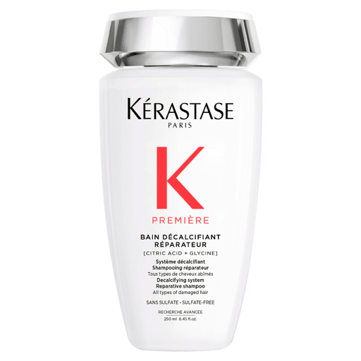 Bain Décalcifiant Réparateur de Kérastase es un shampoo concentrado en ácidos puros para todo tipo de cabello dañado. Elimina la acumulación de calcio responsable de la rotura y reconecta los enlaces de queratina dañados.